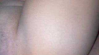 Hermosa jovencita grita y hace ricos gemidos de placer al ventor el semen dentro