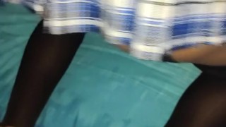 Mi hermosa putita colegiala me enseña su rico culo y su tanga