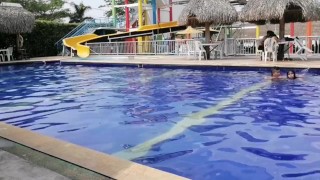 tarde de piscina con el enano termina con una rica mamada de verga y follada en el baño