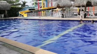 salimos a piscina el enano yo, empiezo a masturbarlo en la piscina y seguimos follando en baño