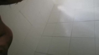 vamos de piscina enano y yo, empiezo a masturbarlo dentro de la piscina y seguimos follando