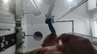 Chupo dildo y hago paja cuando no está mi mujer