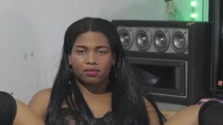 Que piernas tan grandes tiene esta morena deseosa de sexo