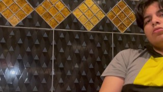 Joven tonto masturbándosela en un baño completo🔥