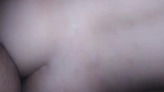 نظرة مقربة من اختراق عميق للكلب لفتاة عذراء تبلغ من العمر 18 عامًا😈💦🇾🇪🔥