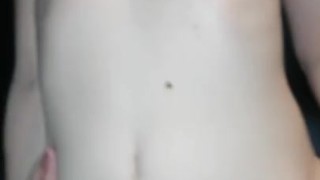 Le chupo la verga al repartidor y dejo que me coja y termine dentro de mi