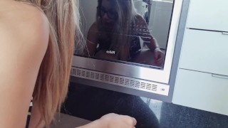 LOIRA GOSTOSA LIMPANDO FORNO BEM SENSUAL