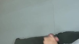 Batendo punheta até gozar Pau grosso e grande escorrendo porra se lambuzando cabeçudo