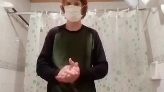 Chico caliente se corre en el piso del baño