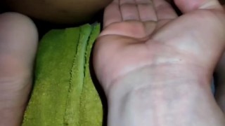 Colombiana le acabo en su culo y hago que se trague mi semen