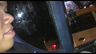 le chupo la verga a un extraño que iba en la buseta y el me chupa las tetas