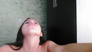 Enorme fiesta de leche, con una mojada sopresa al final