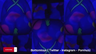 Gode anal XXL de sinnovator dans un monde fluo avec la fuckmachine