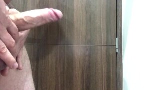 Me masturbo en el baño