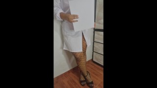 Enfermera no aguanta las ganas de coger y se monta en la verga de su paciente, ¡Demasiado excitante!