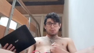 Ragazzo italiano sborra sui suoi pantaloncini da tuta