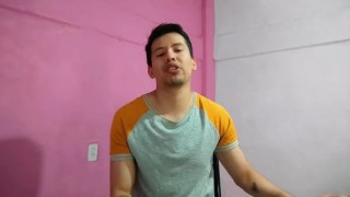 Fui por primera vez a unas cabinas ! y termine cogiendo con mi amigo el dotado mientras nos espiaban