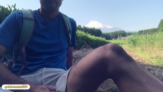 富士山が見える茶畑でオナニー射精
