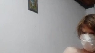 Cumming sustiene una gran polla con la mano