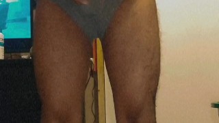 Mexicano moreno delgado en boxer frente a la camara