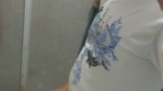 BULTOS ENORMES DE HOMBRE CALIENTE CON SHORTS AMARILLOS 🔥🙈