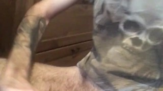 Возбужденный большой член обильно кончает