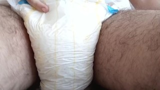 Messing, pissing and squishing my shitty diaper