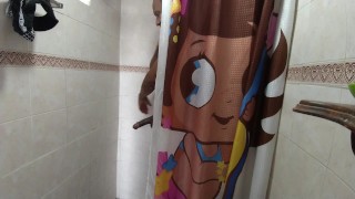 LE PIDO UN FAVOR A MI HERMANASTRA Y TERMINO FOLLANDOLA EN EL BAÑO Y ME CORRO EN SUS GRANDES TETAS-hi