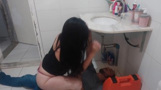 atendi o encanador de vestido sem calcinha! quero o pau dele será que consegui?