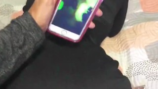 Viendo el video de mi esposa con su jefe mientras me la culeo igual