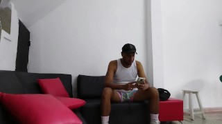 ENGAÑO AL AMIGO DE MI HERMANASTRO PARA COGERMELO EN LA SALA DE MI CASA