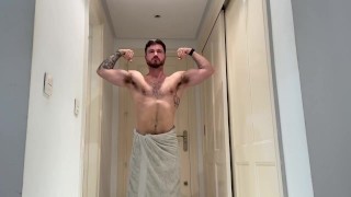 Unaware giant - shrunken perv crushed by gym crushes ass
