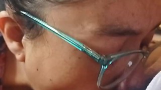 🔥 Madurita de lentes con gran experiencia mamando