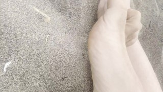 Pies caliente en la playa con mi polla