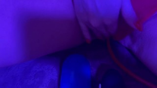 Ласкает мокрую киску и кончает от МАССАЖЕРА ДЛЯ ОРГАЗМОВ