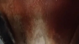 Napoletana fa vedere la figa mentre fa pipì