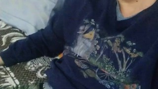 Chico guapo mostrando su pene flácido y testículos