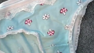 Me gustan las bragas de mi hijastra para hacerme correrse en ellas