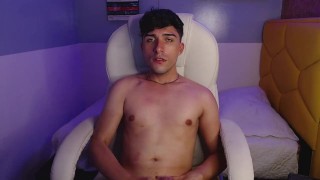 viendo porno mientras me masturbo y boto semen