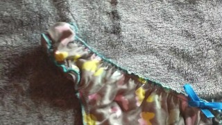 uso las tangas de mi vecina imaginando que es ella y le hago cum