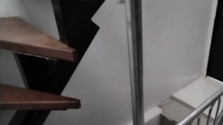 DESCUBRO FUMANDO A MI HERMANASTRA EN LA AZOTEA Y ME PIDE FOLLAR MIENTRAS ME CHUPA LA POLLA PARA NO C