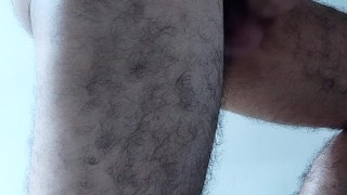 Cachetear su culo hace que su polla se ponga dura