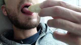 Tiene Tantas Ganas de Chupar una Polla, que le Hace Una Mamada al Plátano con su Boca Sensual