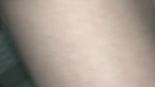 Киска очень сильно течет во время овуляции, показываю ее в общественном туалете