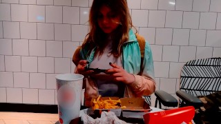 Ella quería una paja luego de terminar su hamburguesa