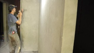 Albañil me deja mamar su polla de 20 cm casi nos pillan