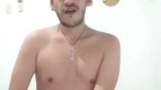 chico botando leche