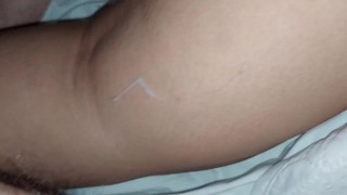 Acabo Dentro de Embarazada de 5 Meses Mientras Ella se Recuesta en la Cama, Acercamiento a Vagina