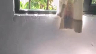 Culiandome a la vecina casada de enfrente con la ventana abierta para ver cuando llegue su marido