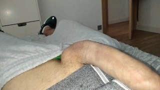 Cerdo Pajillero Juega Con Una Cucharita Dentro de su Mojada Polla Grande y se Corre